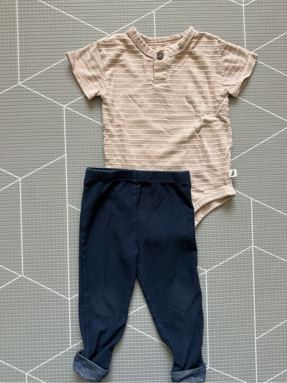 Easy Peasy|Baby gender neutral set,textured Beige Onesie & Navy Pants•••12-18M